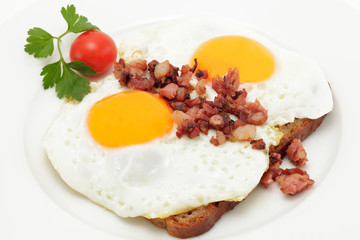 Spiegeleier mit Speckwürfeln auf Graubrot