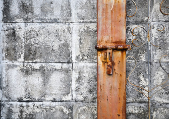 Rusty padlock lean the old wall