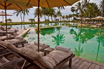 Obraz na płótnie Canvas swimming pool of a luxury hotel in Thailand