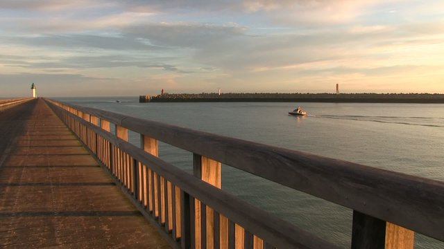rade de Calais au lev&eacute; du soleil