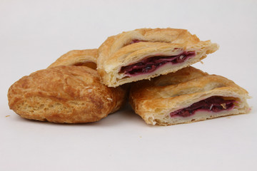 Blätterteigtaschen mit Kirschfülle