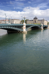 Fototapeta na wymiar Słynny most w mieście Lyon, Francja, w lecie