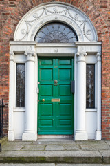 Fototapeta na wymiar Stare drzwi gruzińskiego Dublinie