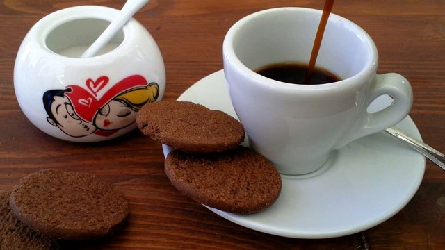 caff&egrave; con biscotti
