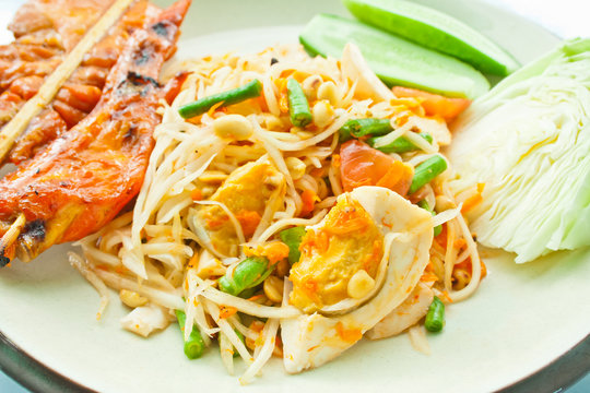 papaya salad with grilled chicken and fresh vegetables