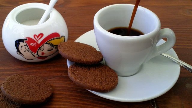 caff&egrave; e biscotti con zucchero