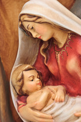 Weihnachtskrippe Holzfigur Josef und Maria mit Jesus im Arm