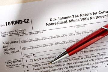 Obraz premium Tax form and pen