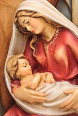 Weihnachtskrippe Holzfigur Josef und Maria mit Jesus im Arm
