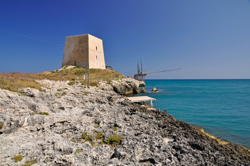 TORRE DI AVVISTAMENTO, PUGLIA, ITALIA