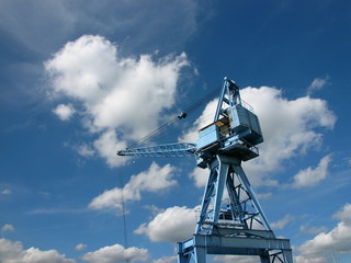 Blauer Hafenkran vor blauem Himmel mit weißen Wolken bei Sonnenschein am alten Hafen 2 in...
