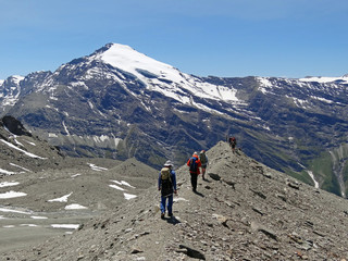Alpinistes devant la Pointe du Charbonnel (3752 m)