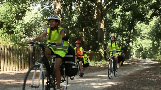 Famille en randonnée vélo