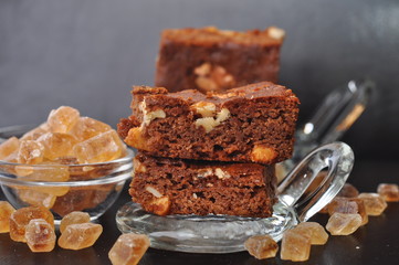 Schokoladenbrownies mit Caramel und Nuss