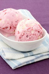 strawberry and vanilla ice cream