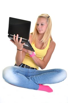 Femme avec un ordinateur portable