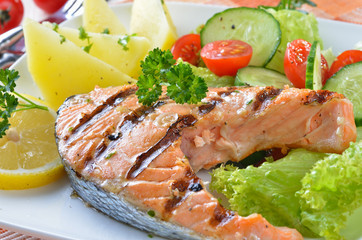 Frischer Lachs vom Grill mit Beilagen