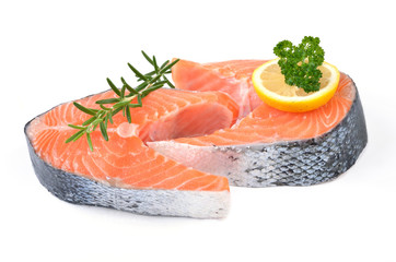 Frischer Lachs auf weißem Untergrund