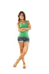 mujer de pie con brazos cruzados, fondo blanco aislado