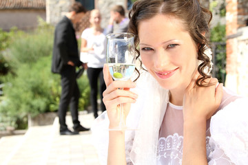 Braut mit Sektglas