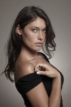 Retrato vertical de mujer atrevida y muy sexi