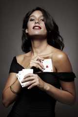 mujer atractiva jugando al poker escondiendo un as en el vestido