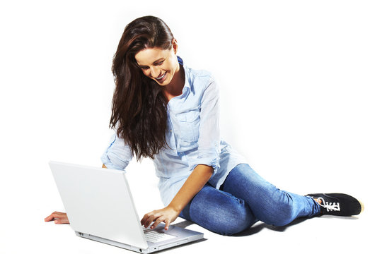 chica joven sonriendo con ordenador portatil