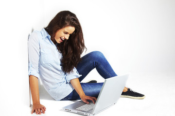 mujer sentada en el suelo con ordenador portatil