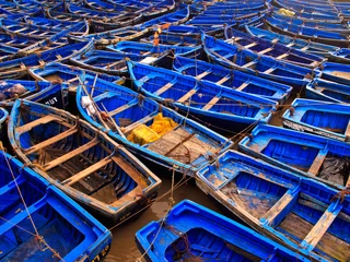 Zelfklevend Fotobehang Blauwe vissersboten samengebonden in de haven © Pete Niesen Photo