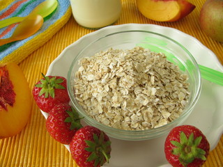 Frühstück für Kleinkinder mit Haferflocken und Obst