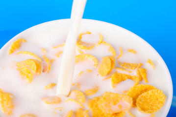 Cornflakes and pouring milk