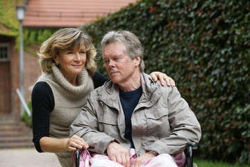 &Auml;lteres Paar - Mann im Rollstuhl