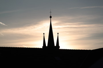 Obraz premium the sun set over the roof