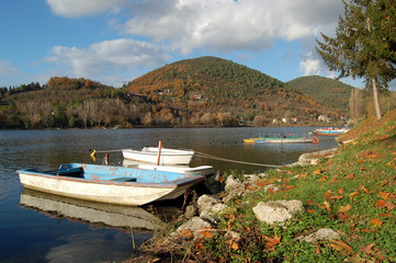 panorama lago con barche