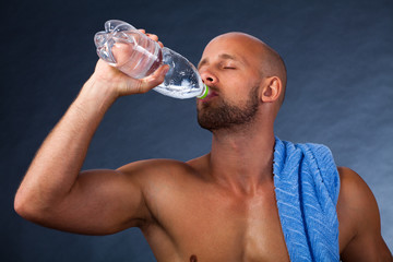 Sportler beim trinken nach dem Training