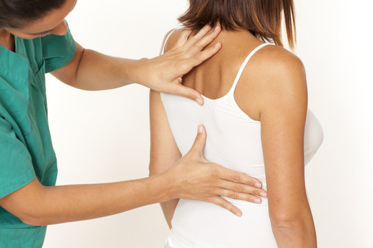 Inspection of the backbone by a female doctor