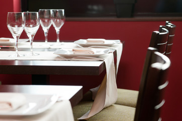 Copas y sillas en Mesa de restaurante