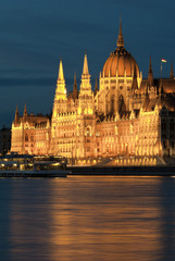 Fototapeta na wymiar Węgierski parlament w nocy