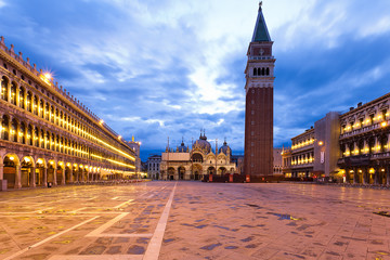 Naklejka premium Piazza San Marco and Campanile at Dawn
