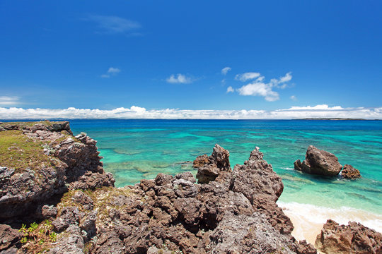 コマカ島の丘の上から見たサンゴ礁の海 © sunabesyou