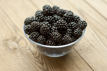 blackberries in bowl, wooden table