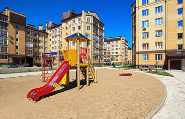 Fototapeta na wymiar Plac zabaw dla dzieci w nowej dzielnicy.
