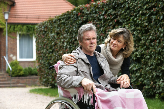 Älteres Paar - Mann im Rollstuhl