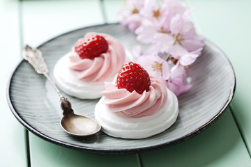 strawberry merigue cakes