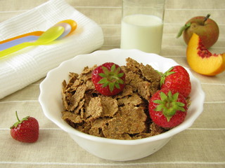 Kinderfrühstück mit Dinkel-Flakes, Milch und Obst