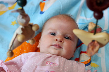 Baby unter Spielbogen