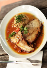 Schweinebraten mit Knödel und Sauce