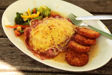 Überbackenes Schnitzel mit Kartoffeltalern