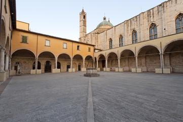 Fototapeta na wymiar Ascoli Piceno (Marche, Włochy) - Klasztor zabytkowego kościoła