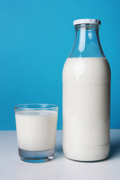 verre et bouteille de lait